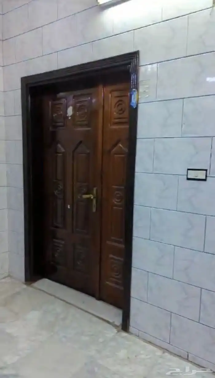 شقة مكونه من 5 غرف ومطبخ والغاز مجانا ويوجد مصعد 1