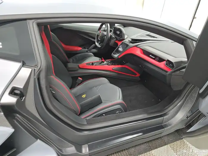 2024 Lamborghini Revuelto ريفيويلتو من النوادر اصفار 7