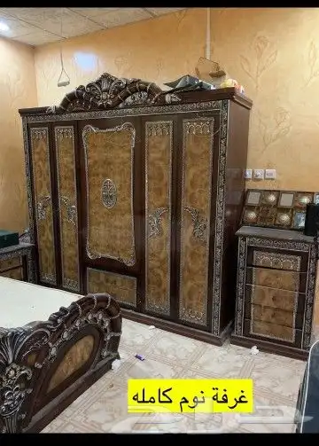 يوجد اثاث غرف نوم6 مكيفات ويوجد مطبخ كامل ويوجد 2