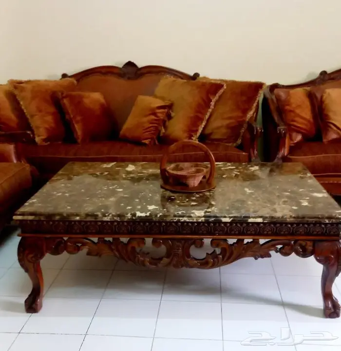 للبيع طقمين كنب و طقمين طاولات من مفروشات العمر 4