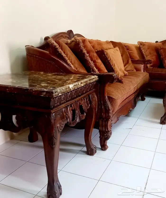 للبيع طقمين كنب و طقمين طاولات من مفروشات العمر 5