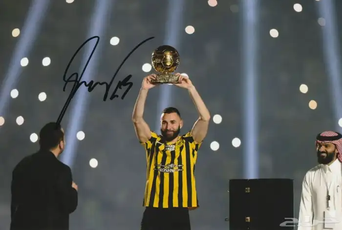 توقيع لنجم الاتحاد بنزيما 0