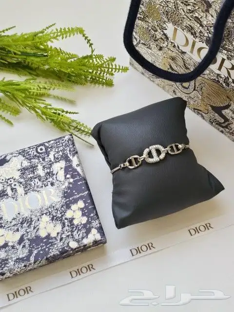 تتوفر من جديد اكسسوارات ديورDIOR 1