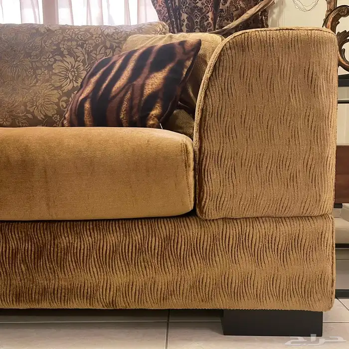 كنب مودرن من ديموس 3 قطع مع طاولة و 2 ستارة 1