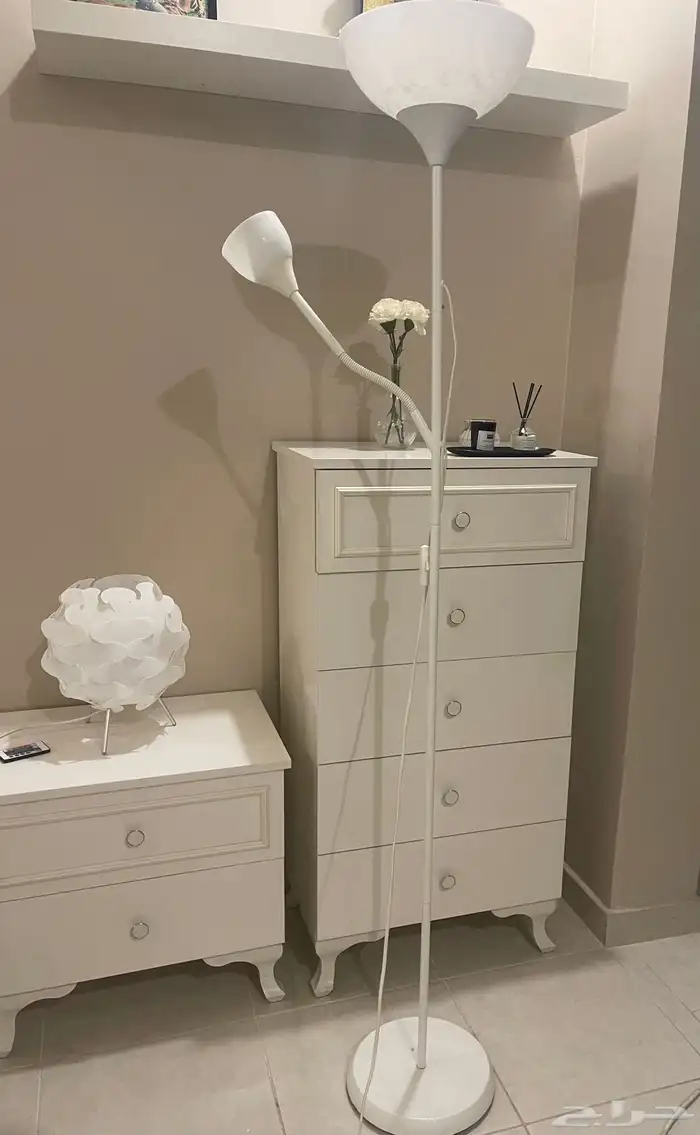 ابجورة طويلة مع اضاءة جانبية شبه جديدة 0