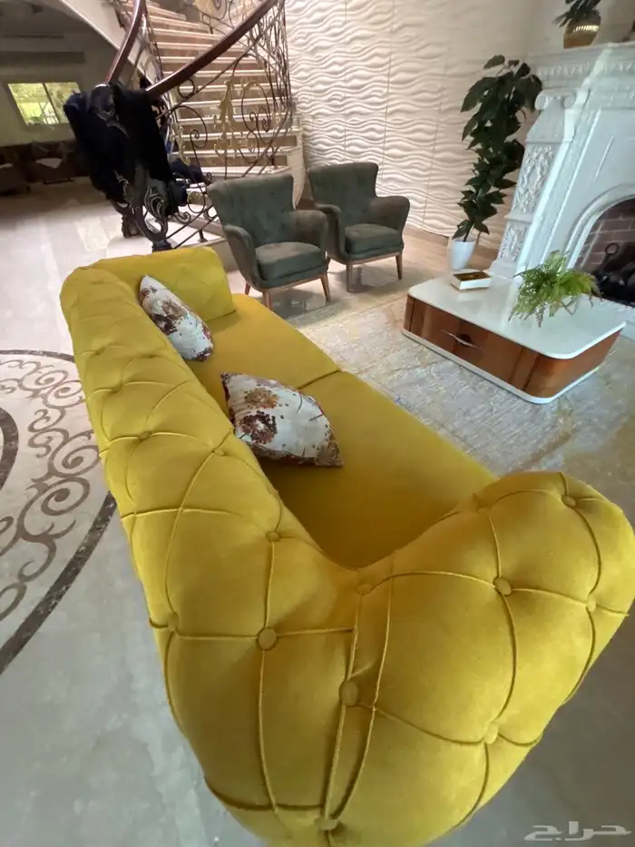 طقم كنب بحاله جيده بلون اصفر و2 كنب صغير لون اخضر لاكن 4
