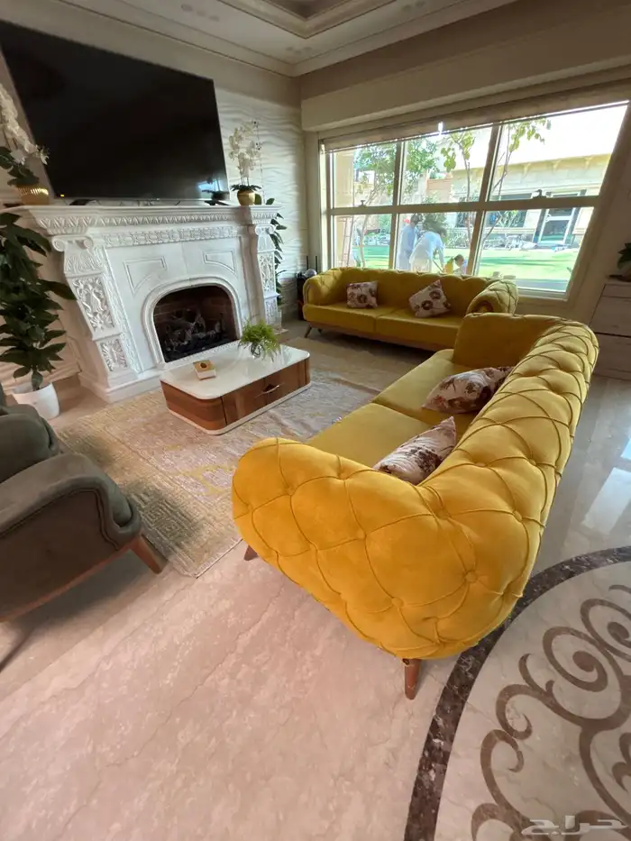 طقم كنب بحاله جيده بلون اصفر و2 كنب صغير لون اخضر لاكن 5