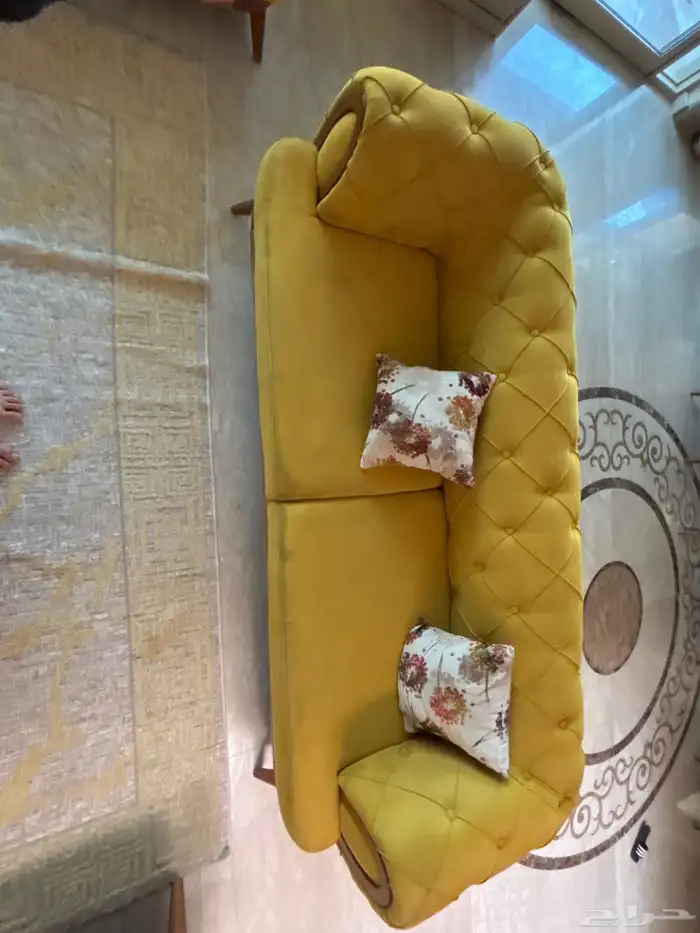 طقم كنب بحاله جيده بلون اصفر و2 كنب صغير لون اخضر لاكن 1