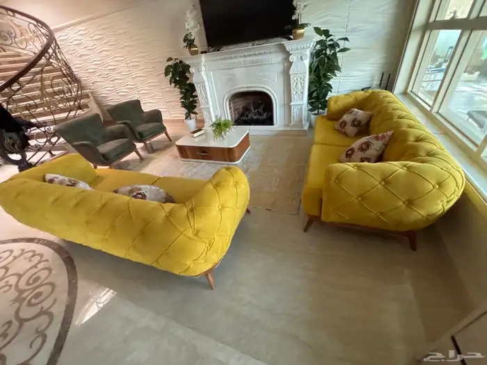 طقم كنب بحاله جيده بلون اصفر و2 كنب صغير لون اخضر لاكن 3