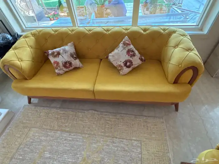 طقم كنب بحاله جيده بلون اصفر و2 كنب صغير لون اخضر لاكن 0