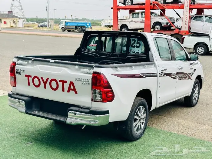 تويوتا هايلكس غمارتين GLX2 بنزين كروم 2025 5