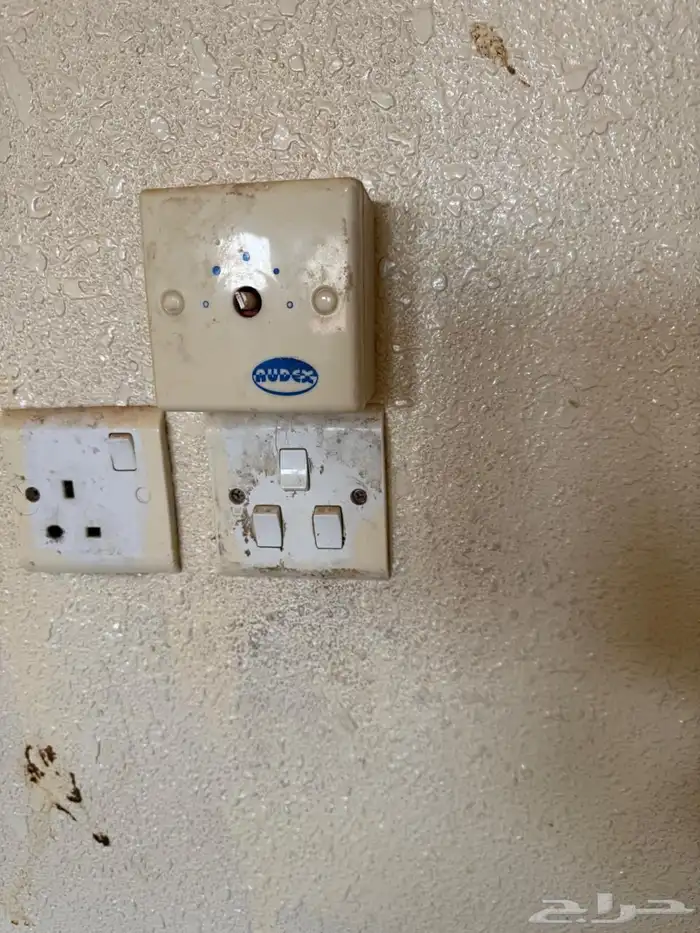 7 ثريات 3 مراوح 10 مغاسل 3 مجلى 5