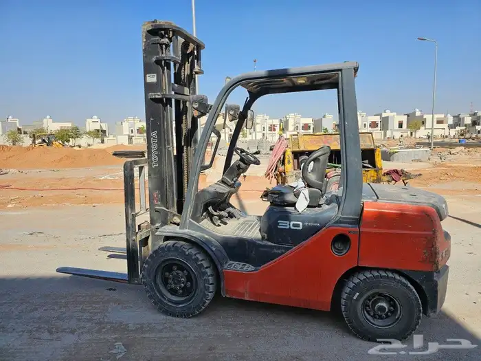 تأجير رافعه شوكيه فوركلفت للايجار بترول وغاز وديزل 3
