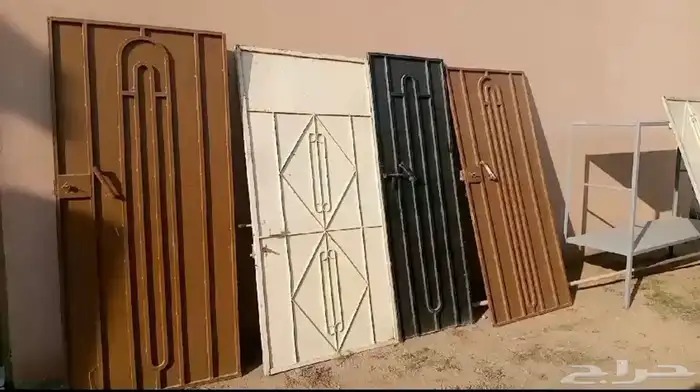 رف تخزين وكرسي حوش واحد مع طاوله وسراير حديد وقز 2 4