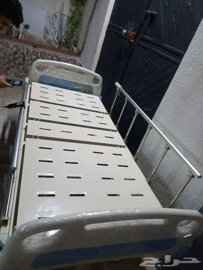 سرير طبي نظيف جدا مع الفرشه 1