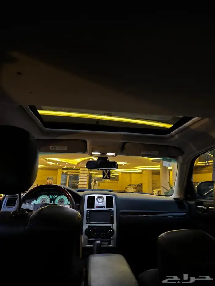 كرايزلر C300 هيمي 2010 نظيفة للبيع 8