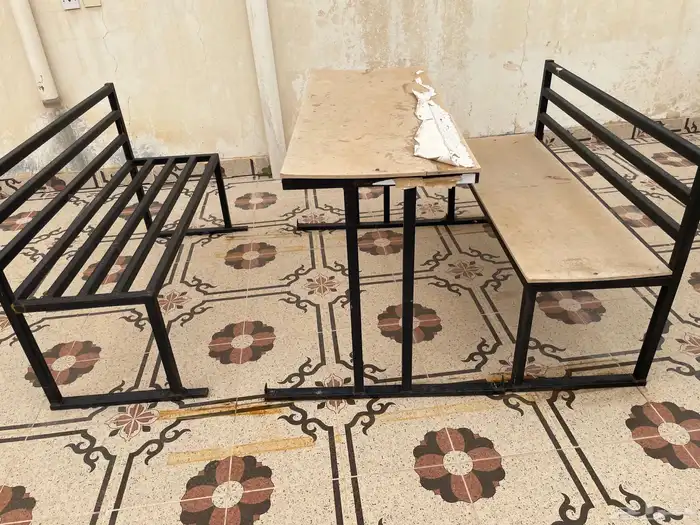 طاولات وكراسي 1