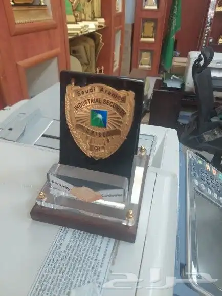 طباعة وتفصيل دروع مكاتب وتفصيل كرستال حسب الطالب وتقويم خشبي 2