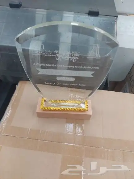 طباعة وتفصيل دروع مكاتب وتفصيل كرستال حسب الطالب وتقويم خشبي 34