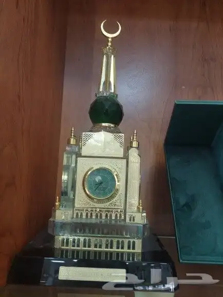 طباعة وتفصيل دروع مكاتب وتفصيل كرستال حسب الطالب وتقويم خشبي 24