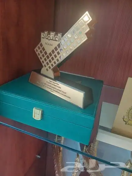 طباعة وتفصيل دروع مكاتب وتفصيل كرستال حسب الطالب وتقويم خشبي 1