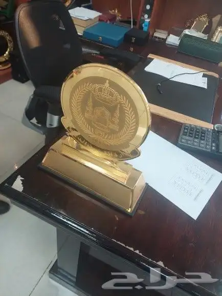 طباعة وتفصيل دروع مكاتب وتفصيل كرستال حسب الطالب وتقويم خشبي 3