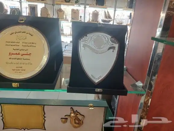 طباعة وتفصيل دروع مكاتب وتفصيل كرستال حسب الطالب وتقويم خشبي 29