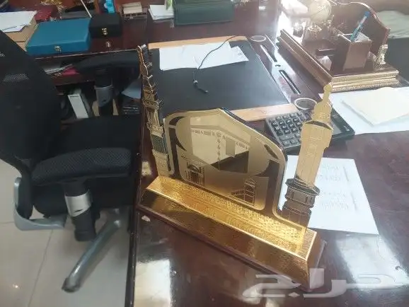 طباعة وتفصيل دروع مكاتب وتفصيل كرستال حسب الطالب وتقويم خشبي 5