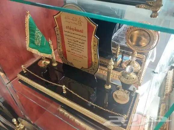 طباعة وتفصيل دروع مكاتب وتفصيل كرستال حسب الطالب وتقويم خشبي 30