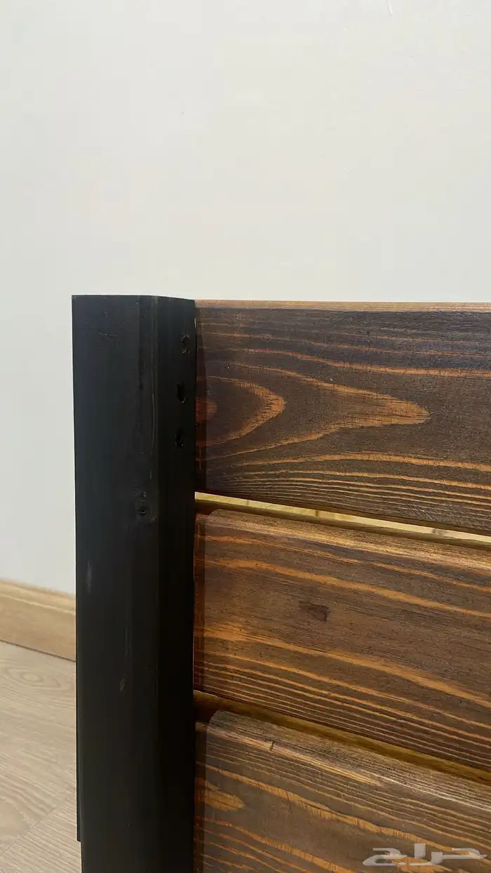 كرسي خشبي قاعده حديد وطاوله 10