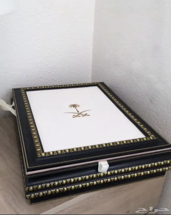 صندوق فاخر مع بشت رجالي فاخر 0