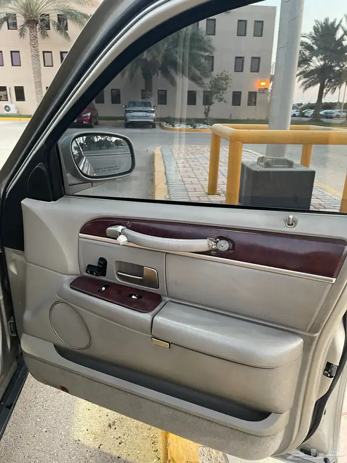 لنكولن تاون كار 2005 41