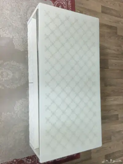 طاوله باللون الابيض السعر100 0
