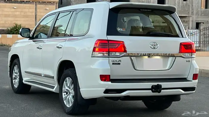 لاندكروزر GX.R بريمي 2017 فل كامل ممشى قليل 9