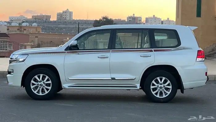 لاندكروزر GX.R بريمي 2017 فل كامل ممشى قليل 3