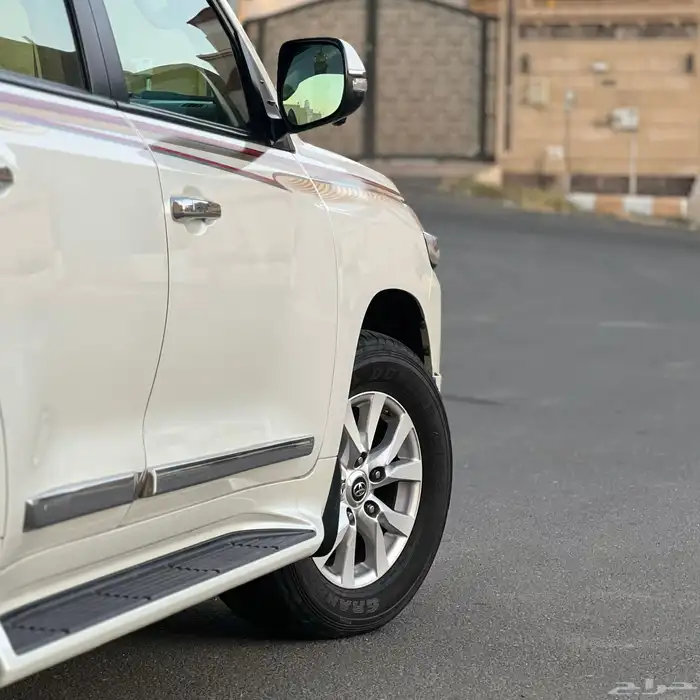 لاندكروزر GX.R بريمي 2017 فل كامل ممشى قليل 7