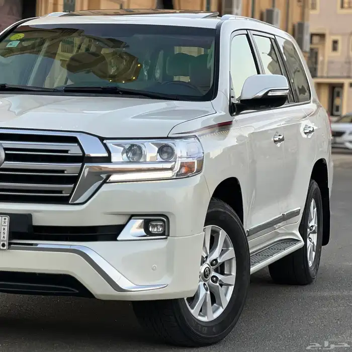 لاندكروزر GX.R بريمي 2017 فل كامل ممشى قليل 5