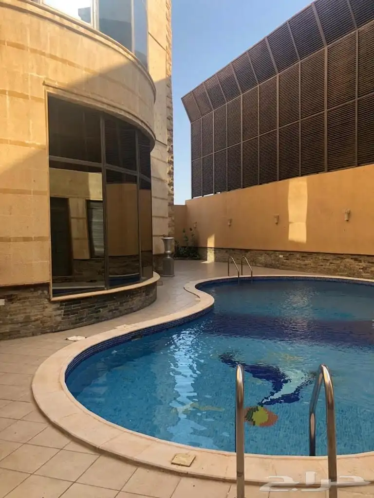 فيلا فاخرة للبيع في حي النعيم 1