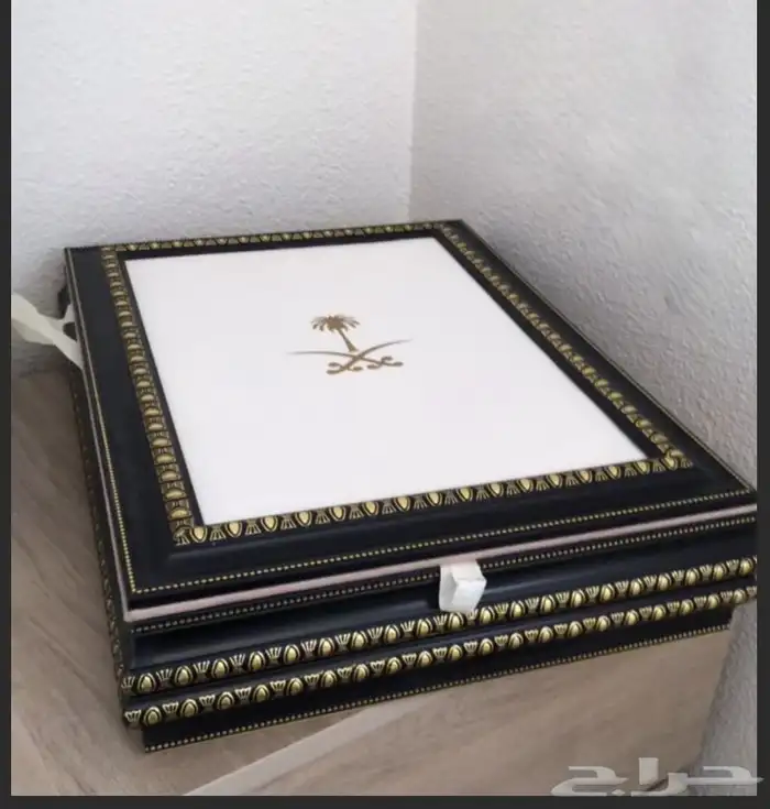 صندوق فاخر مع بشت رجالي فاخر 3