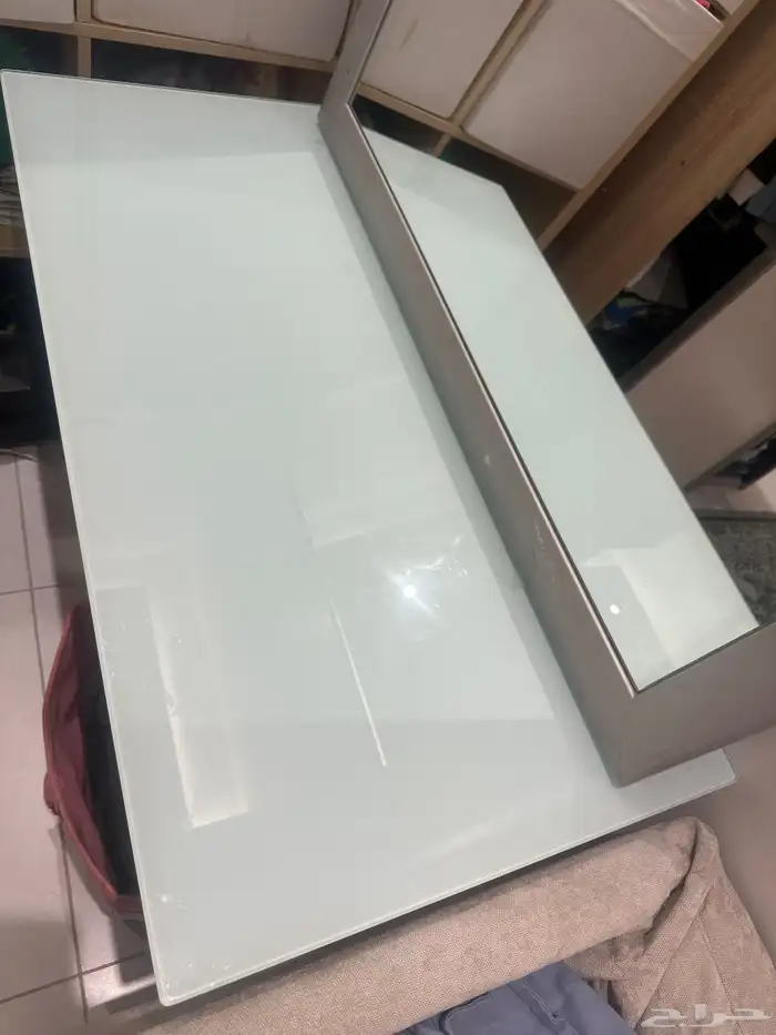 طاولة زجاج من ايكيا ومرايا مربعة كبيرة 1