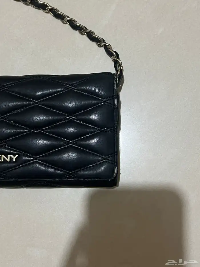 شنطة مستعمله من DKNY 1