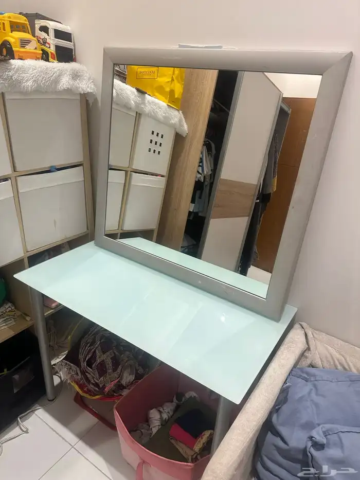 طاولة زجاج من ايكيا ومرايا مربعة كبيرة 0