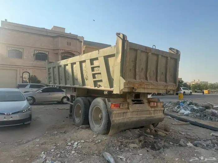 للبيع صندوق قلاب موديل 2010 حجم 22 متر محاور 16x2طن 5