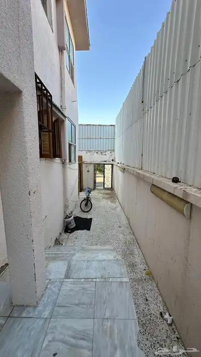 موقع رائع في السداد عليه مبنى فيلا قديمه 360م شارع 15 25