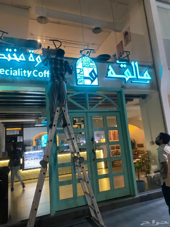 صيانه لوحات وتصنيع حروف بارزه بنر واستيكر ات وجهات كلادينج 8