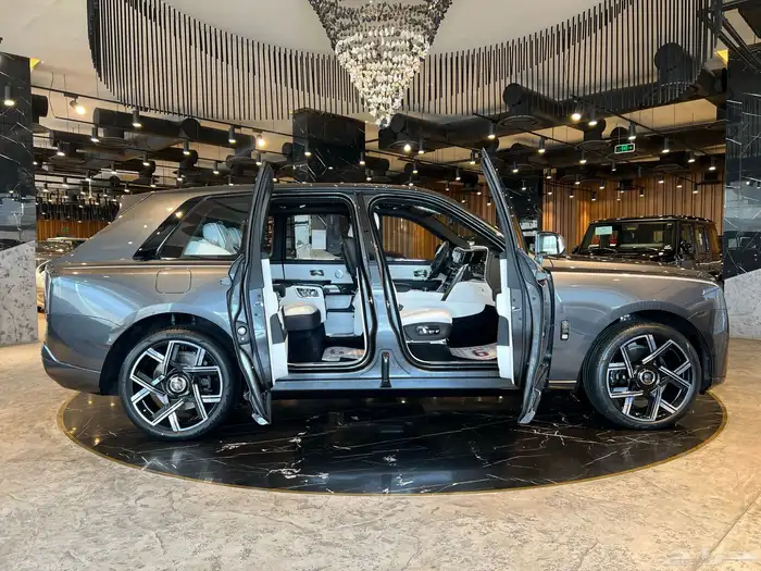 كولينان بلاك بادج - Rolls-Royce Cullinan Black Badge 2025 4