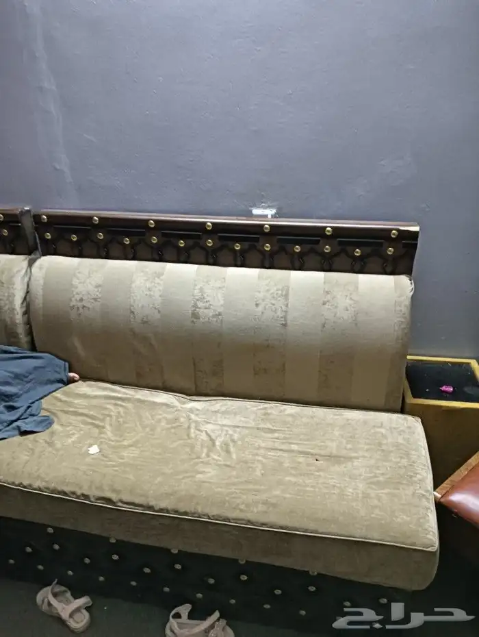 مجلس يسع لعدد 12 شخص بحالة ممتازة مع ركنية ديكور وطاولات 1
