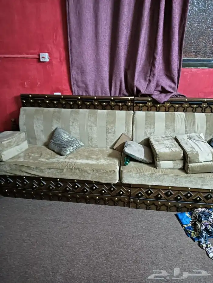 مجلس يسع لعدد 12 شخص بحالة ممتازة مع ركنية ديكور وطاولات 2