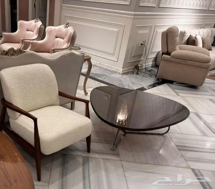 طاولة انيقة بتصميم فريد 0