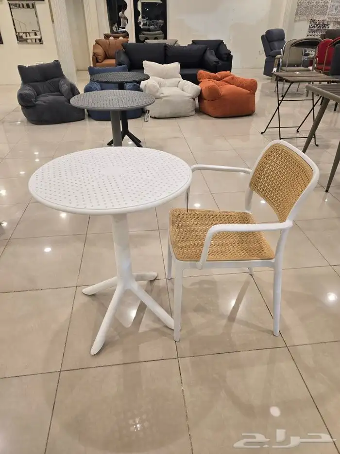 طاولات وكراسي فايبر 2